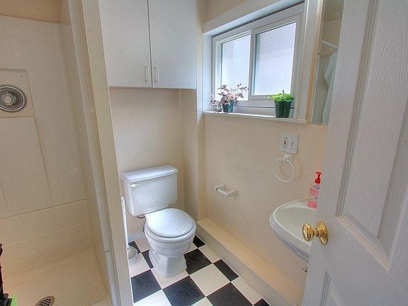 5th image of 5046 15th Ave NE APT 7