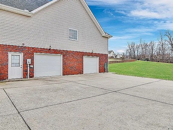 2nd image of 301 Glenda Ct