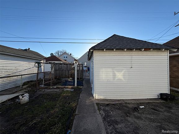 4th image of 12091 Sobieski St