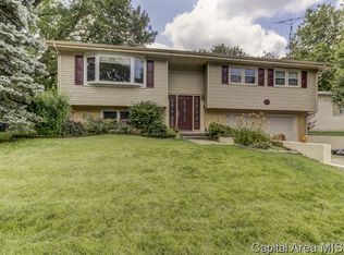 834 Roanoke Dr, Springfield, IL 62702