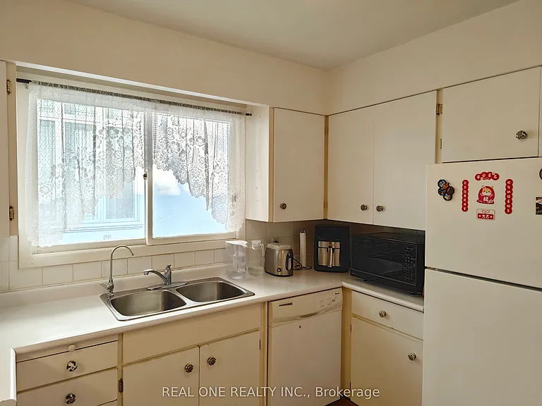275 Parkview Ave — Photo 16