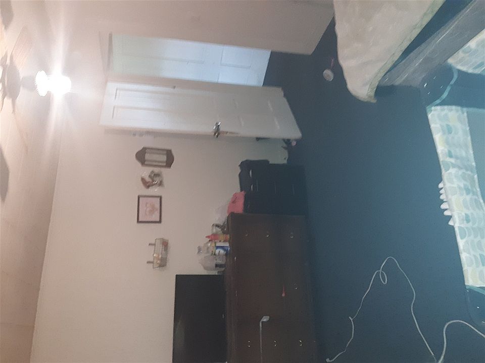 2nd image of 819-821 Mercer St E