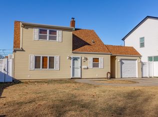 50 Hyacinth Rd, Levittown, NY 11756