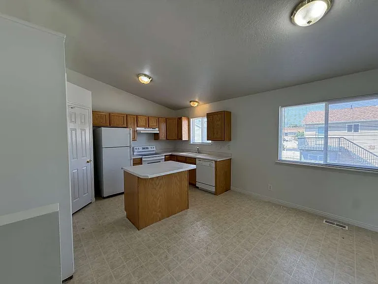 201 Sunstone Cir — Photo 3