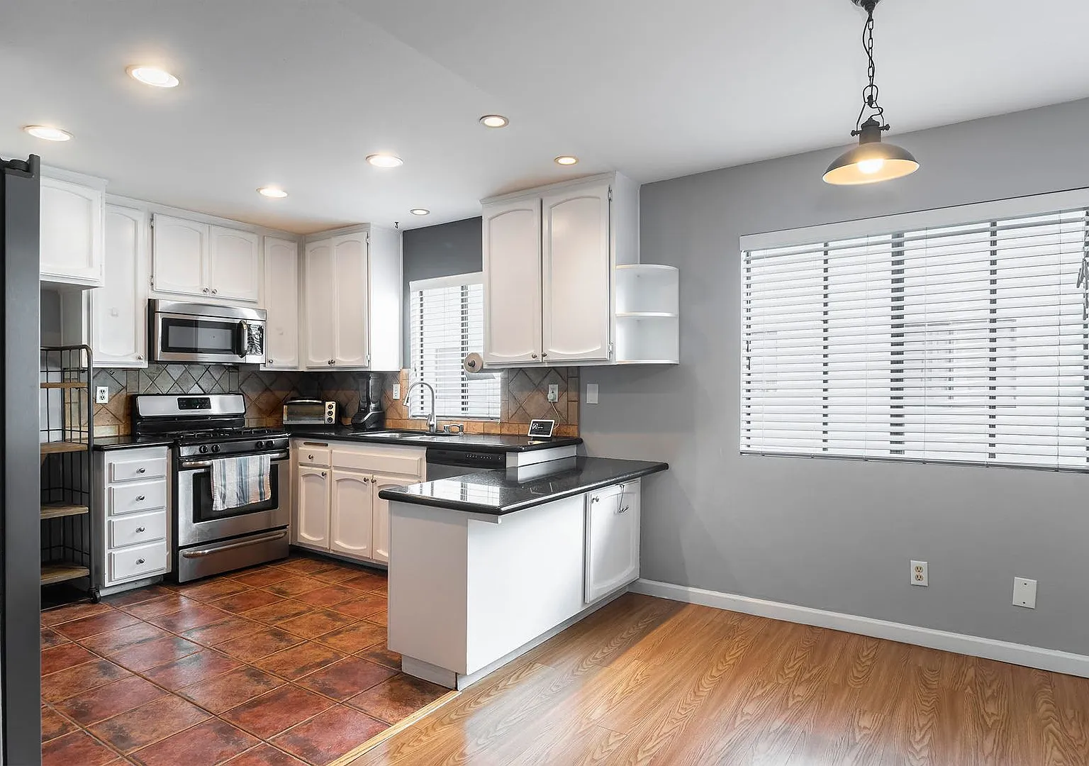 Light Filled 3-Story Townhome in Pool Community — Photo 3