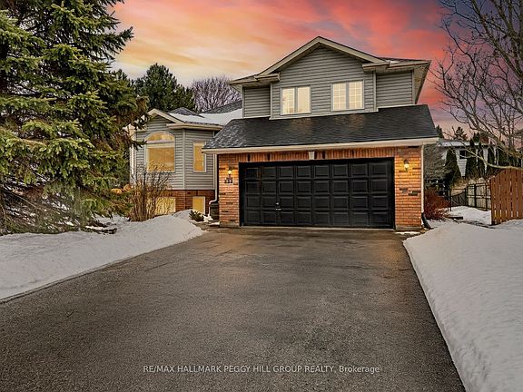 2nd image of 239 Simcoe St