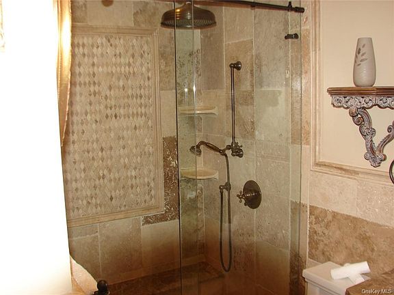 5th image of 112 Admiral Ln #15