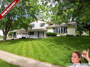 2527 Olympia Dr, Bettendorf, IA