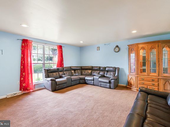 3rd image of 714 Imperial Dr