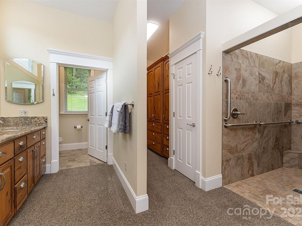 28th image of 326 Golden Valley Dr