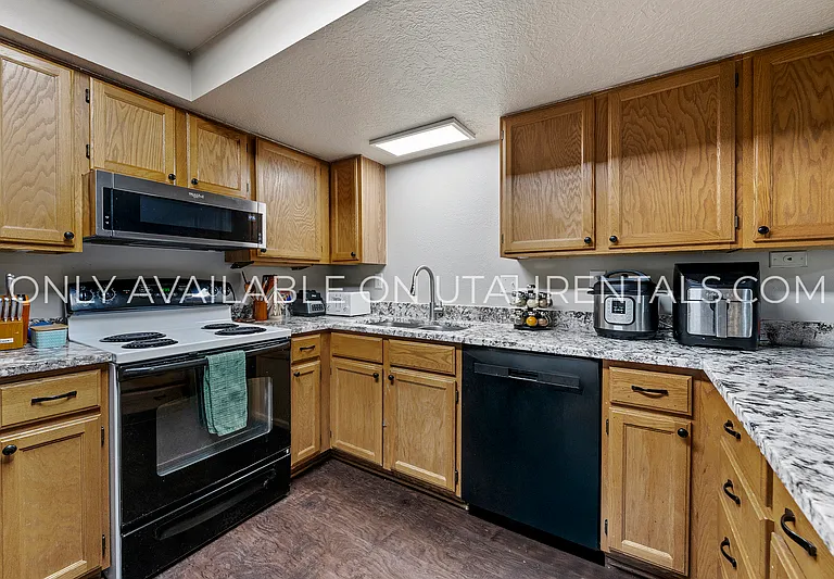 1660 Willowbrook Dr — Photo 2