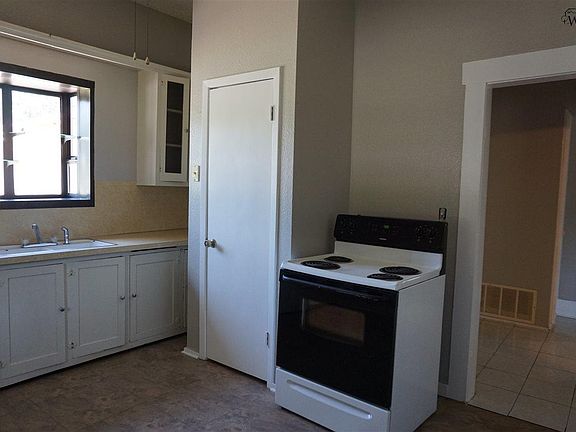 4th image of 501 E 4th St