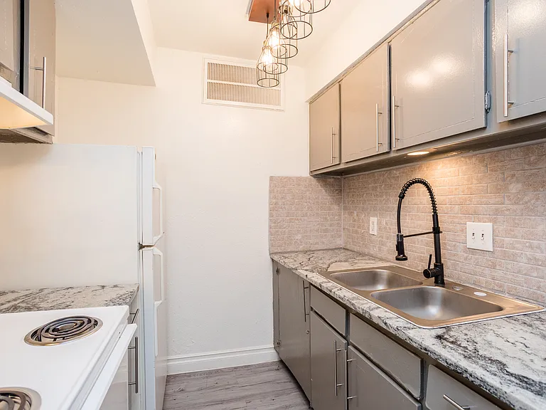 Camino Del Sol Apartments — Photo 24