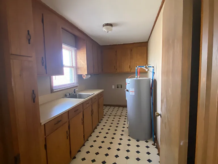 1806 E Spring St — Photo 2