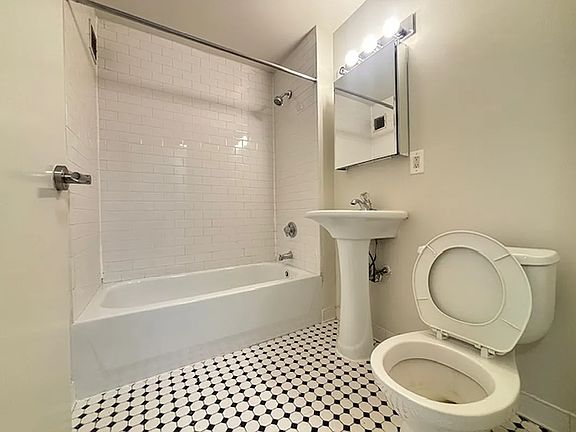 5th image of 323 W 96th St APT 712