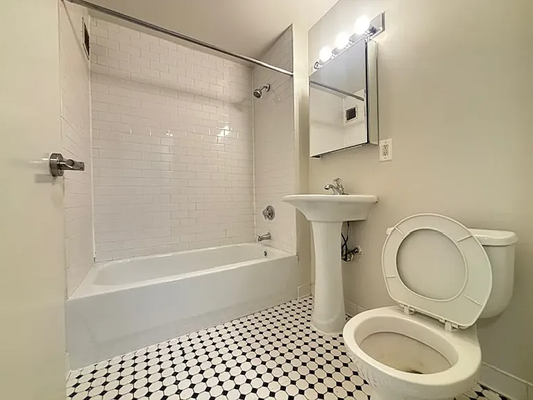 323 W 96th St #1010 — Photo 6