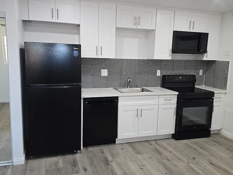 2065 Stanley Ave — Photo 2