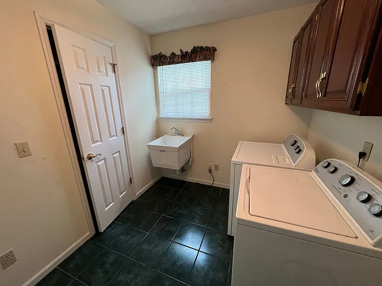 1635 Pondside Dr — Photo 32