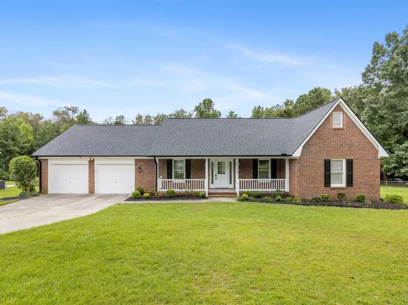 8226 Shoreway Dr, Fayetteville, NC 28304