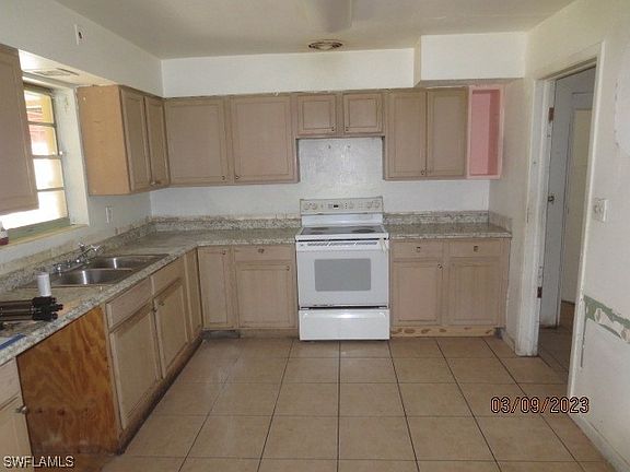 3rd image of 350 Van Buren St
