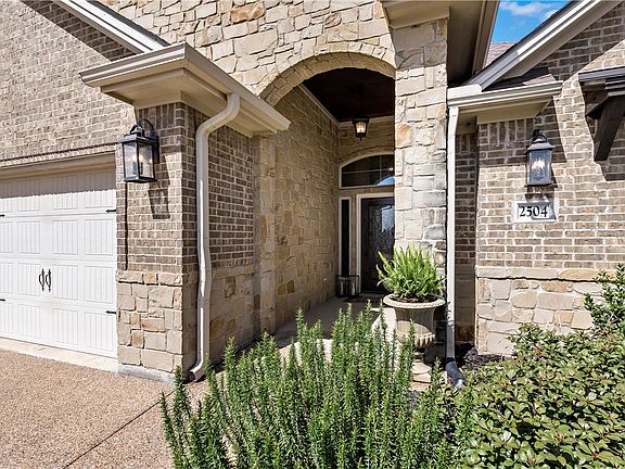 2nd image of 2504 Kimbolton Dr