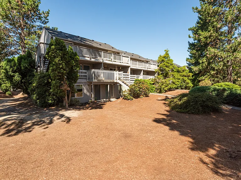 Hallmark Apartments — Photo 24