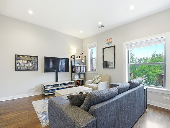 4th image of 1510 W Roscoe St #3E