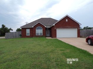 828 Wisconsin St, Geronimo, OK 73543