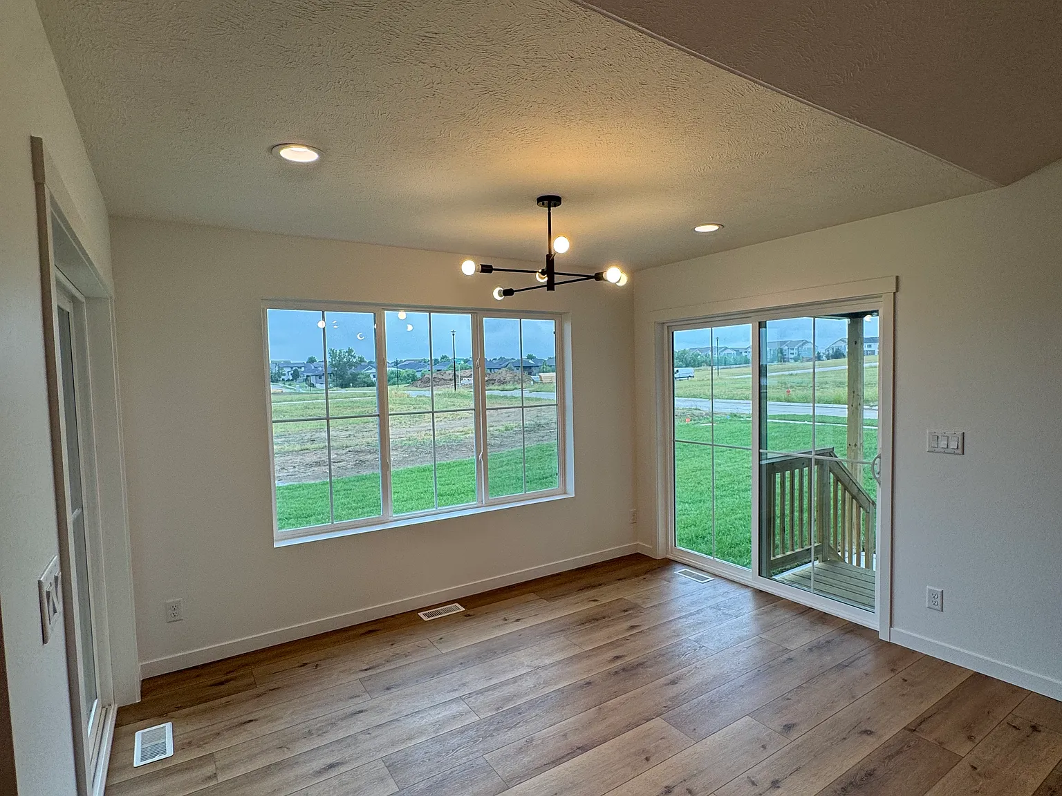 5 bed, 3210 sqft, $4,025 — Photo 4