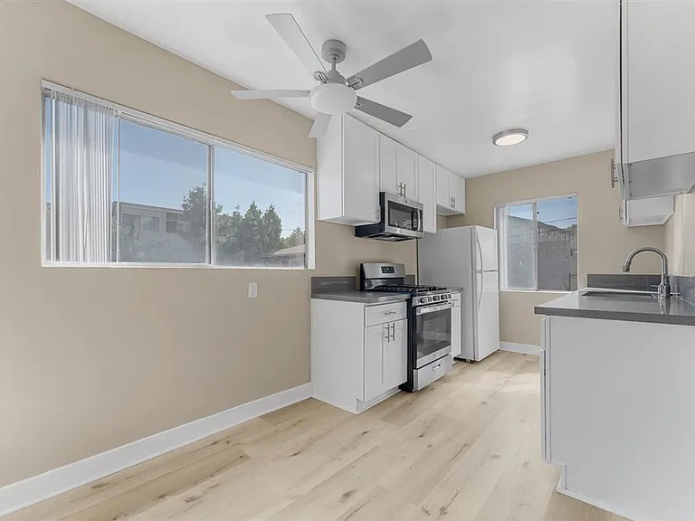 531 W Hyde Park Blvd #14 — Photo 3
