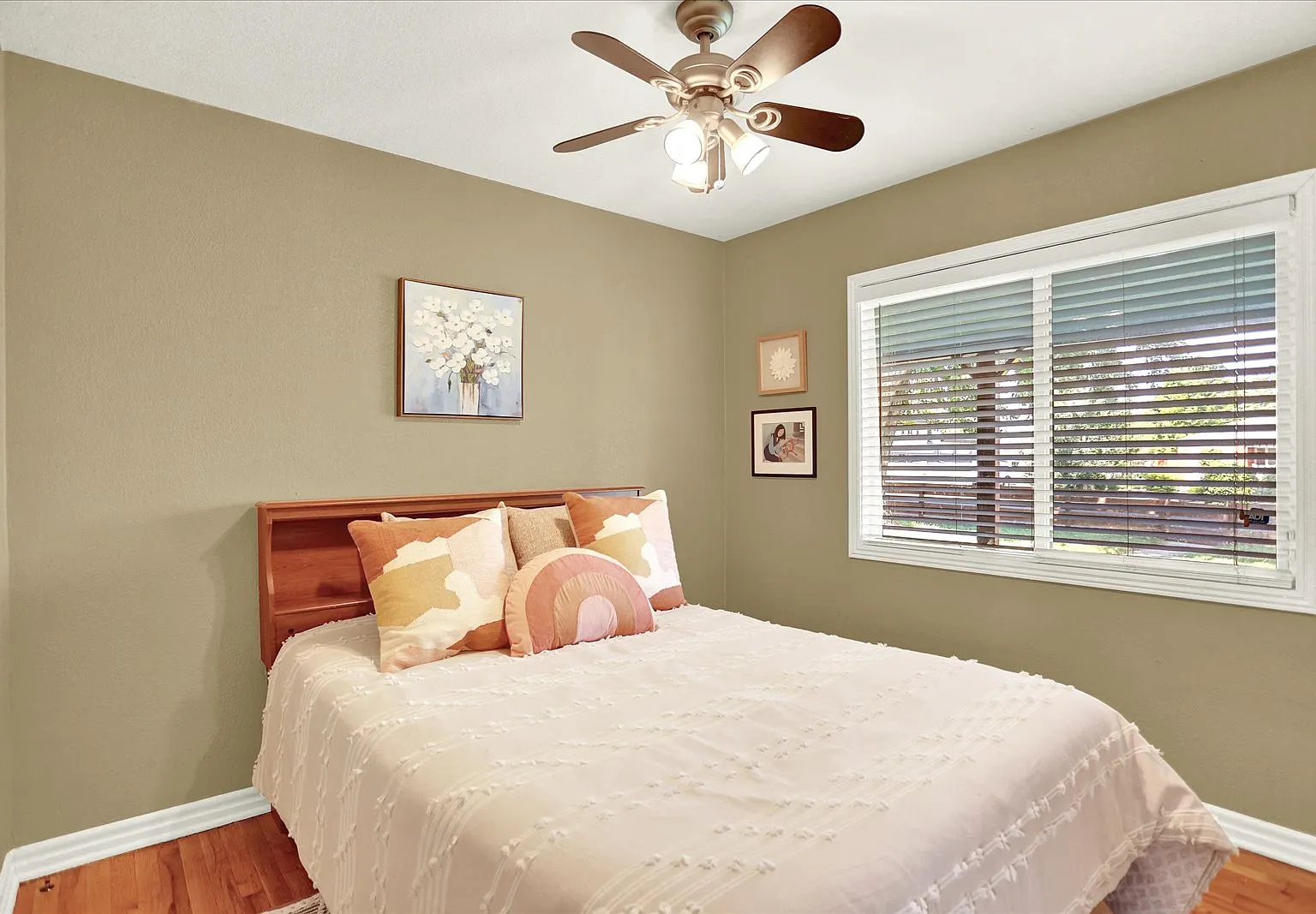 3 bed, 879 sqft, $2,400 — Photo 4