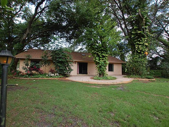 4th image of 300 Country Circle Dr W