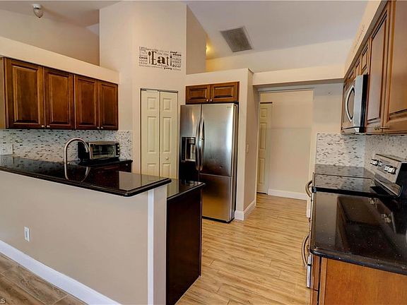 5th image of 306 SE 22nd Ter