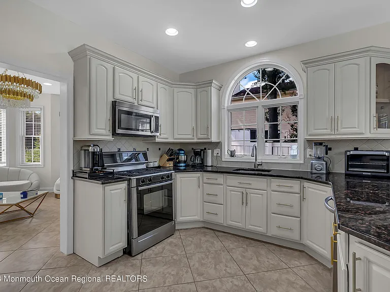 1607 Holbrook St — Photo 14