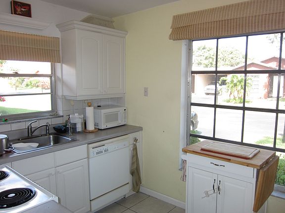 4th image of 2663 SE 28th Cir