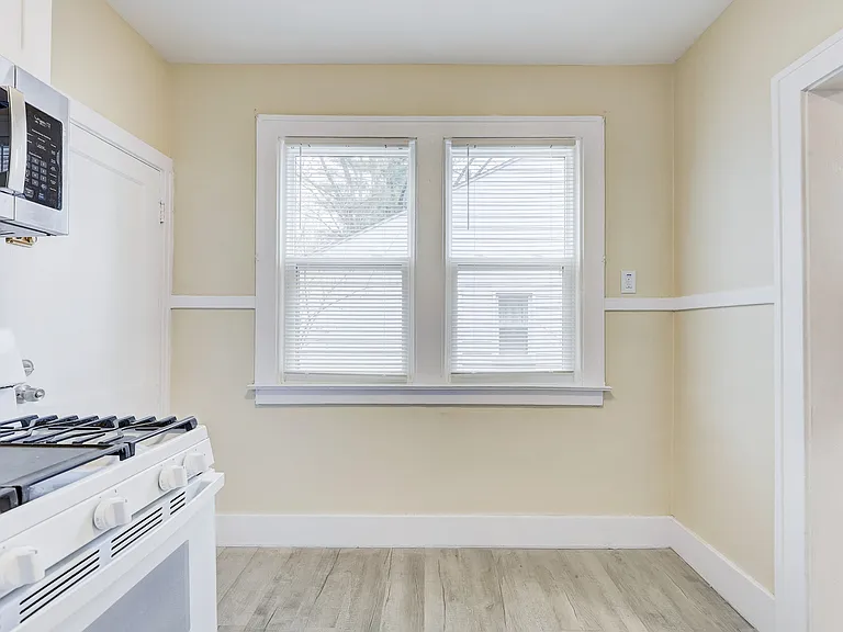 338 E Webster Ave — Photo 10