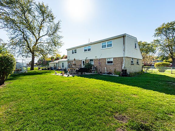 3rd image of 301 S Roberta Ave