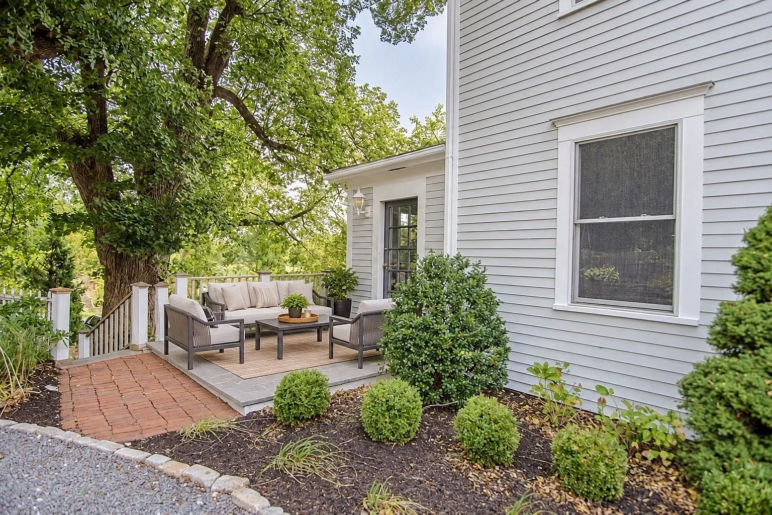 3 bed, 2.5 bath, 1951 sqft, $4,500 — Photo 2