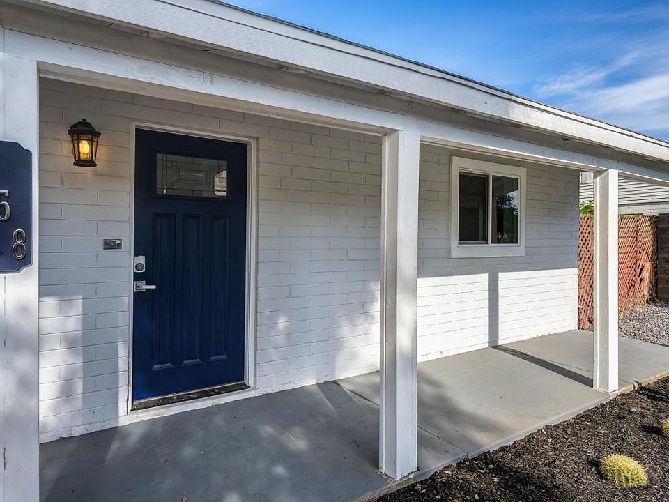 258 W 9th St 03