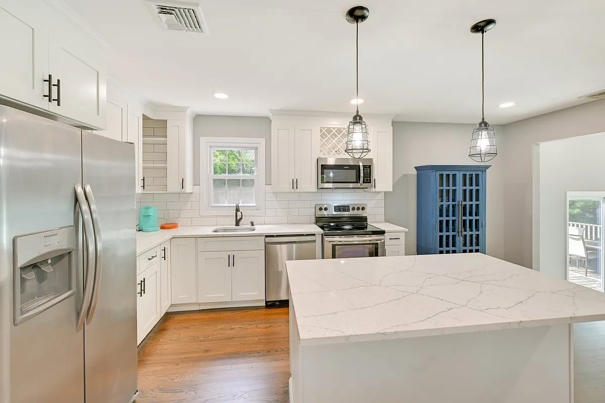 Hampton Beach House with Private Yard & Heated Pool — Photo 3