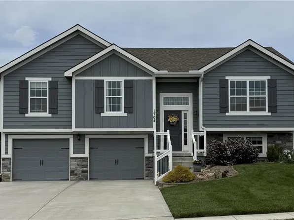 1704 Chestnut St, Kearney, MO 64060
