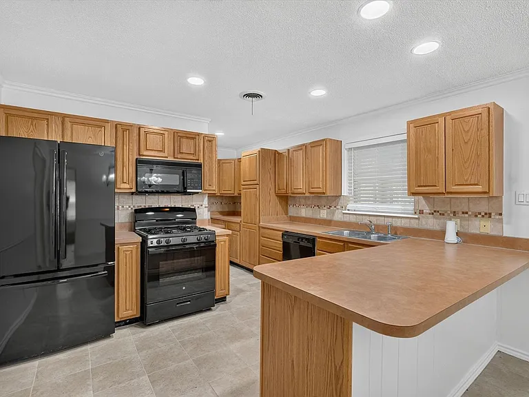 2539 Highwood Dr — Photo 8