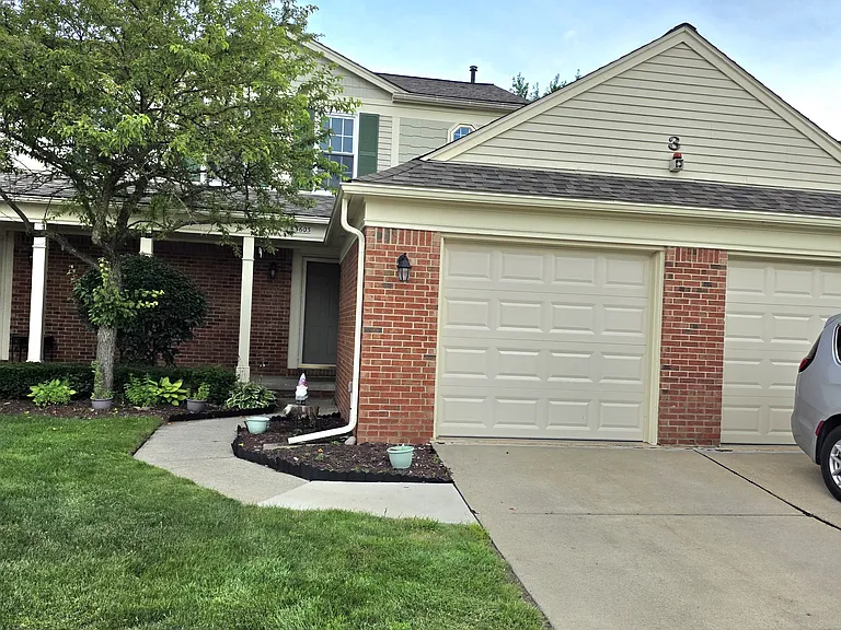 43603 Yorkville Dr — Photo 1