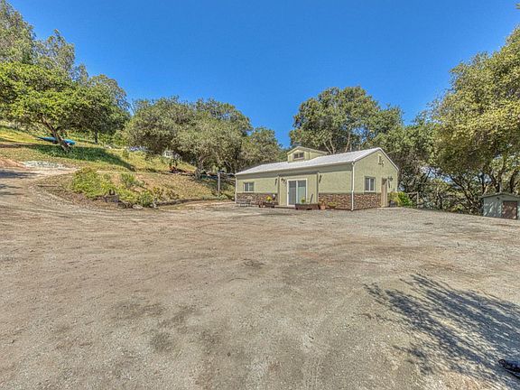 3rd image of 415 Carpenteria Rd