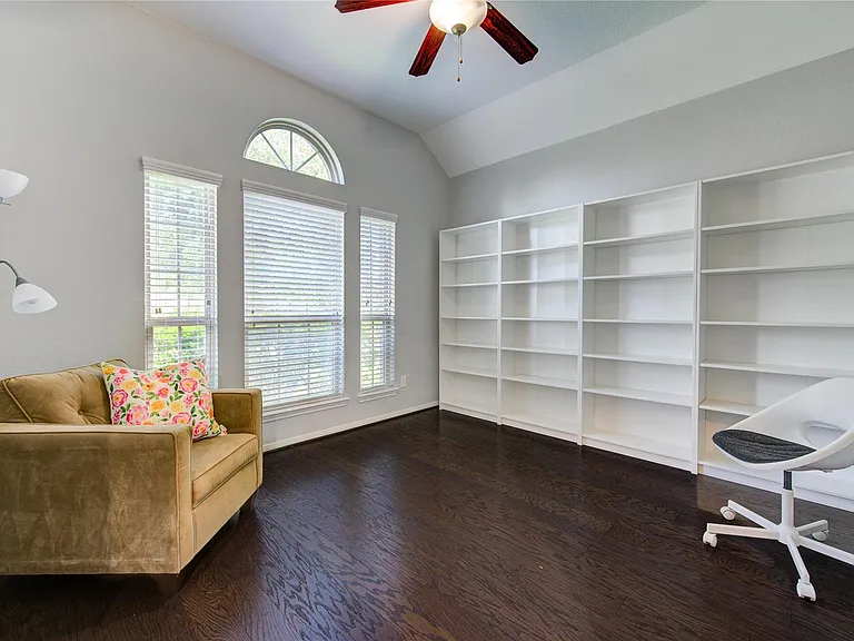 9802 Massanutten Ln — Photo 7