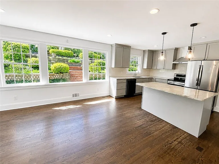 4586 Peachtree Dunwoody Rd — Photo 2