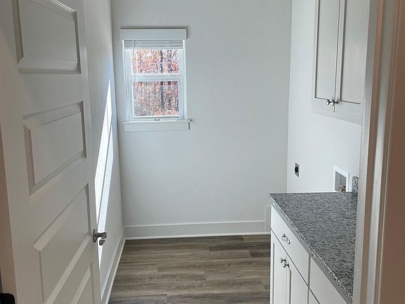 3rd image of 6 Ellwood Cir