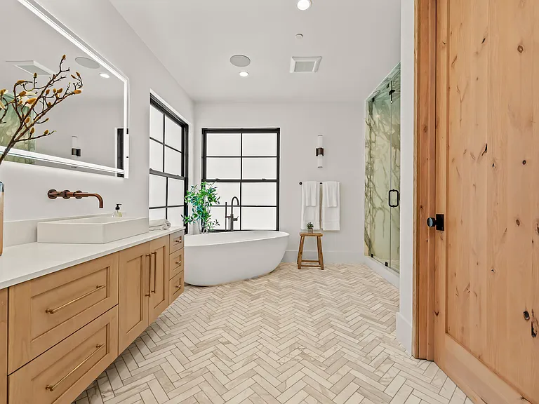 12527 Huston St — Photo 32