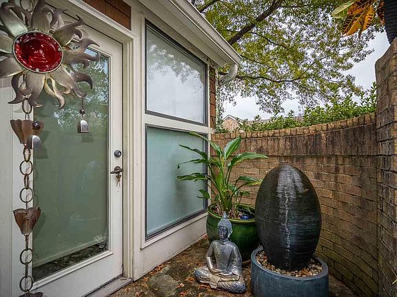 4th image of 806 Ashford Ct