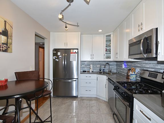 4th image of 160 Holmes Way #160